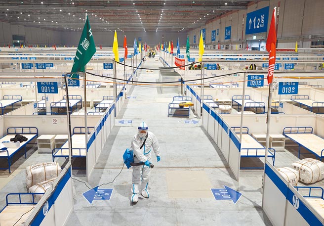 上海最大的方舱医院，俗称「四叶草」的国家会展中心部分区域完工在进行清消。（新华社）