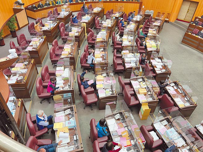 桃园去年度仍成长3584人，是六都唯一人口数正成长的城市，虽然因滞留国外2年未归遭除籍人数近年暴增，杨梅加1席已无望，但整体市议员席次不会变动，维持63席。（蔡依珍摄）