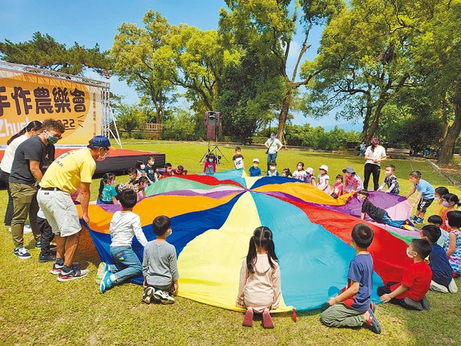 南投竹山镇公所9日举行「2022 Zhushan手作农乐会」活动，亲子同乐，吸引500人参加。（竹山镇公所提供／张妍溱南投传真）