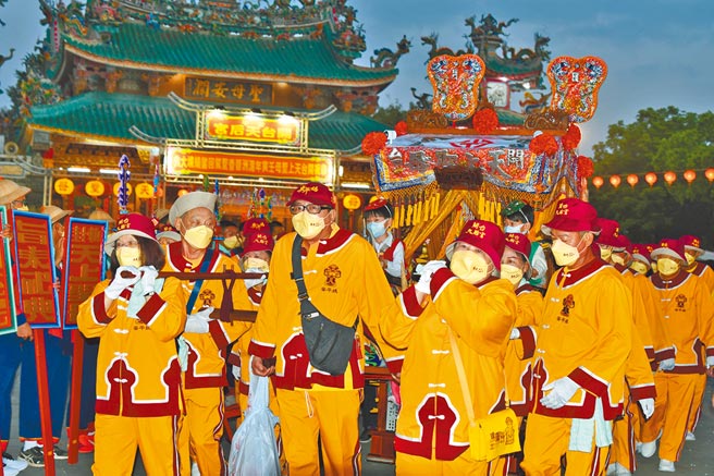 台南市安平开台天后宫上香山迎妈祖活动，4尊妈祖神轿清晨就出发前往渔光岛。（安平开台天后宫提供／程炳璋台南传真）