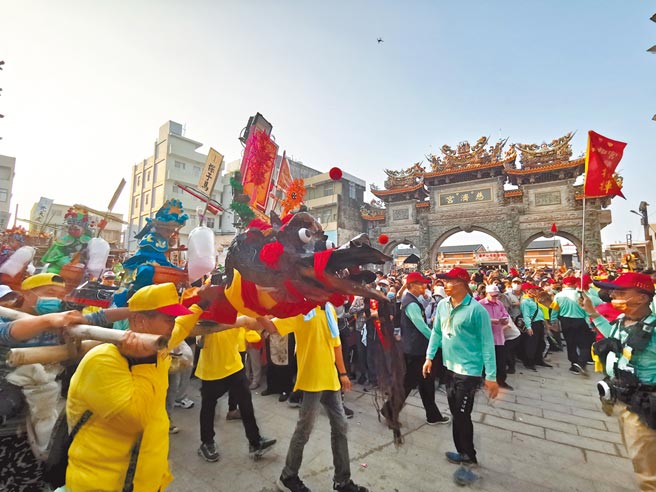 台南学甲慈济宫「上白礁谒祖」遶境祭典，开路先锋蜈蚣阵入庙遶行3圈后出发。（刘秀芬摄）