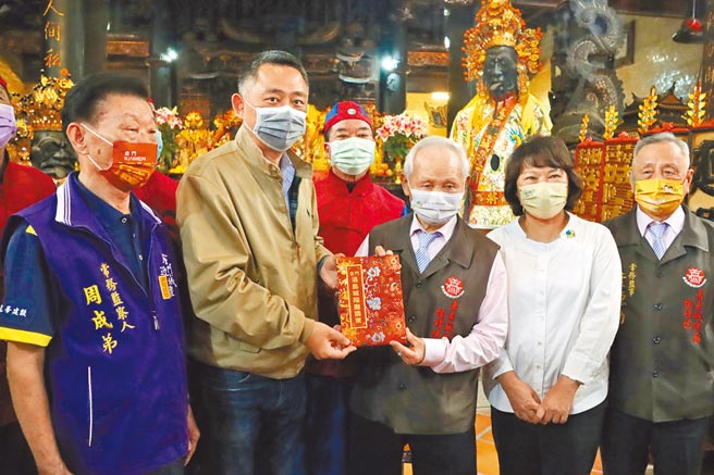 金门县长杨镇浯（左二）9日遵循隆重古礼，邀嘉义城隍庙与嘉义市长黄敏惠（右二）一同跨海参与遶境。（吕妍庭摄）