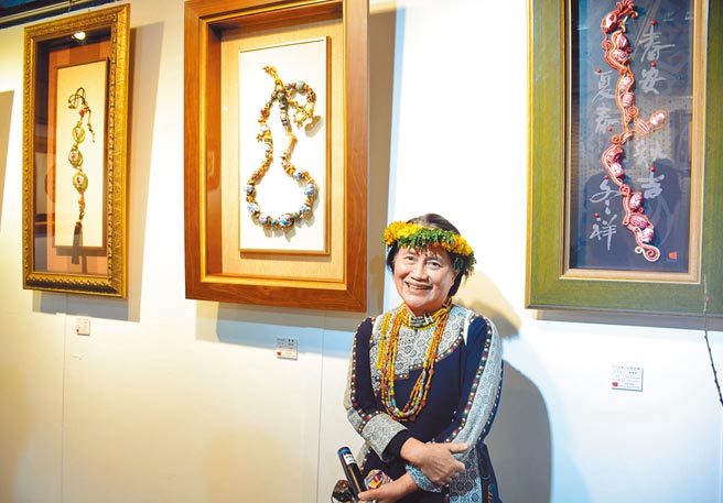 累积39年创作经验，施秀菊以穿梭古今为主题，于三地门乡文化会馆举办琉璃工艺展。（林和生摄）