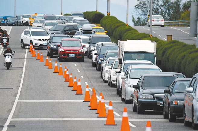 台东县台11线富冈段每逢连续假日常塞车，中华大桥有如停车场，新辟替代道路可望发挥分流作用。（庄哲权摄）