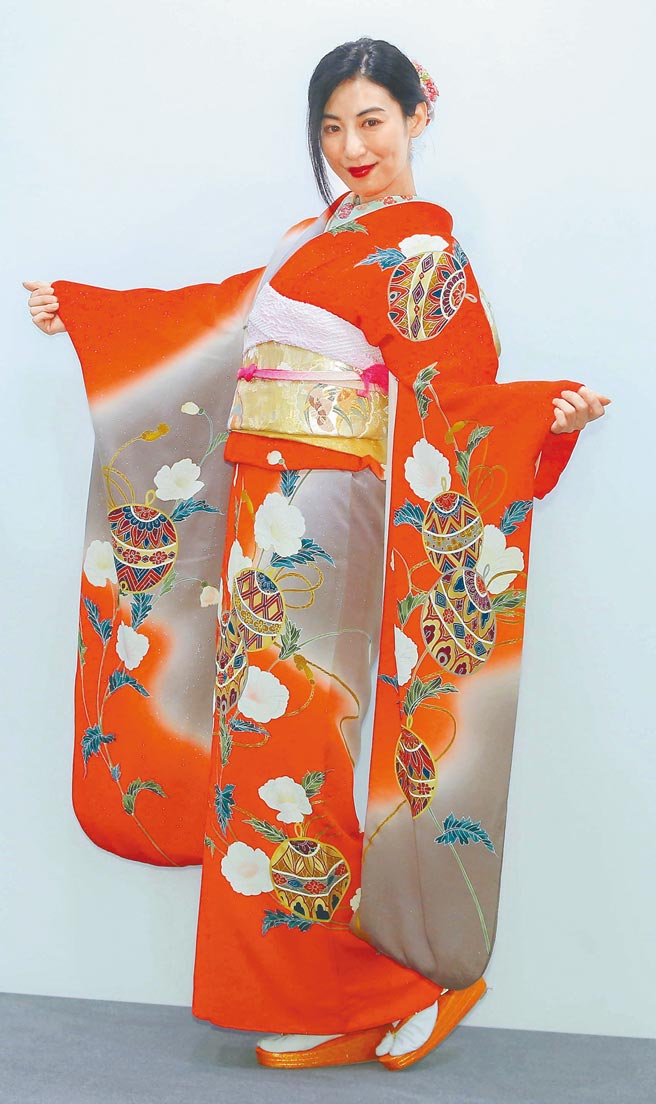 大久保麻梨子昨身穿紅色百萬和服出席活動。（粘耿豪攝）