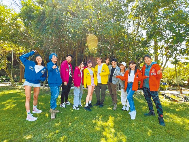 若绮（左起）、王仁甫、梁赫群、峮峮、阿喜、许孟哲、Wish朱宇谋、「豆花妹」蔡黄汝、王彩桦、孙协志在《飢饿游戏》闯关玩游戏。（中视提供）