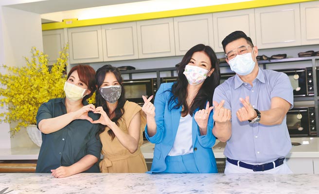 郁方（左起）、张本渝、何如芸、马力欧拍戏拍出好感情。（罗永铭摄）