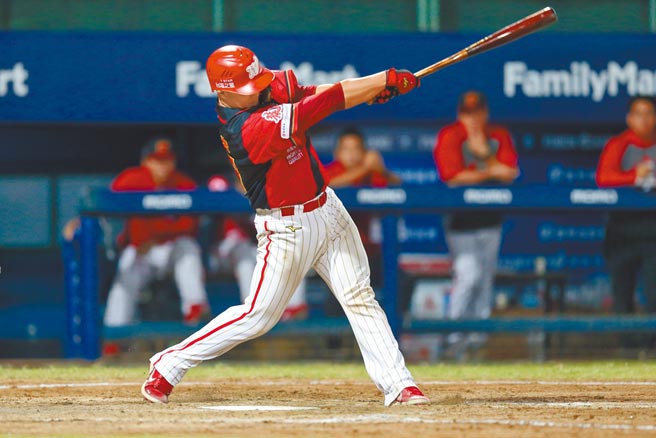 味全龍蔣少宏在10局上擊出勝利打點安打，打破2平僵局。（杜宜諳攝）