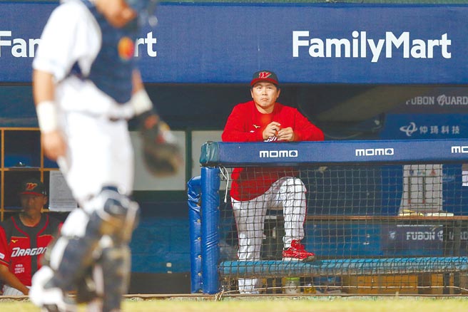 味全龙总教练叶君璋希望建立一套保护投手的SOP。（杜宜谙摄）