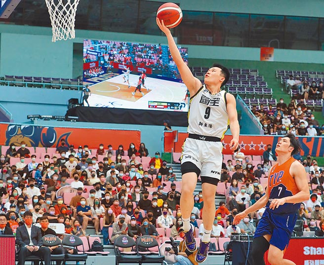 李恺谚持球快攻上篮，身后的林耀宗已经追赶不上。（新北国王提供）