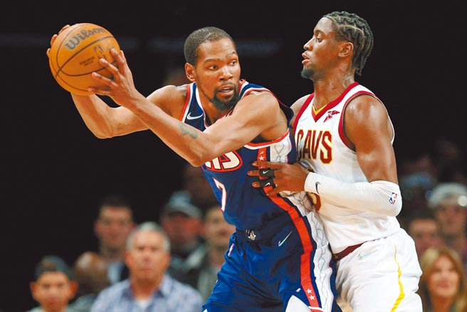 籃網前鋒杜蘭特（左）背身單打，騎士後衛利佛特貼身盯防。（路透）