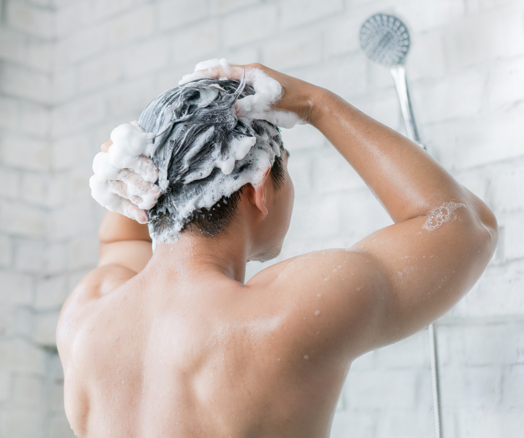 外國男子從大學時期就有掉髮問題，於是戒掉洗髮精改用清水洗頭，6年後竟長出茂密頭髮。(示意圖/達志影像)