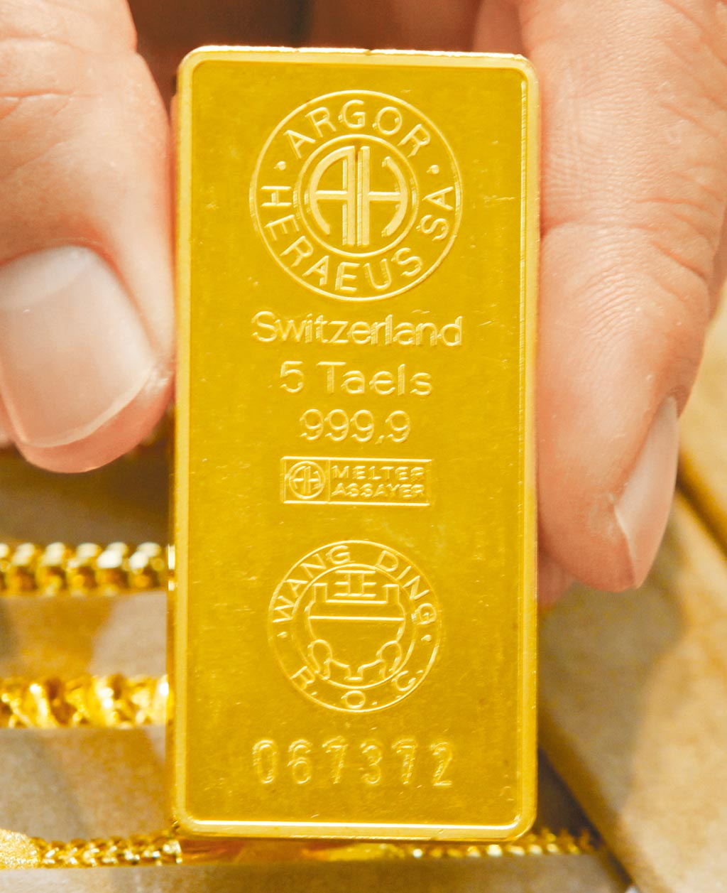 預期未來12個月，黃金有機會挑戰每盎司2200美元。（本報資料照片）