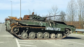 被摧毀的俄軍裝甲車噴塗「狼獾」 80年代戰爭片真實重現