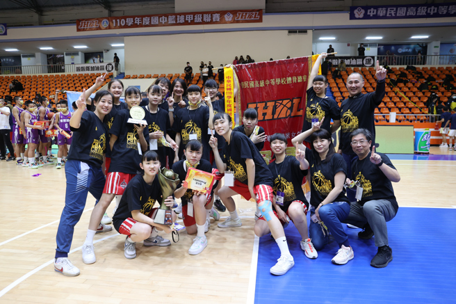 民族女籃完成JHBL 2連霸。（高中體總提供）