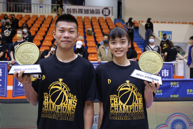 JHBL男子組、女子組冠軍賽MVP金華蔡昇峰（左）、民族潘陳家姍 （右）。（高中體總提供）