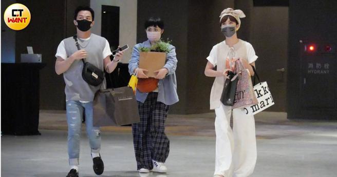 Lulu（右）趕赴師父黃子佼的生日會。（圖／本刊攝影組）