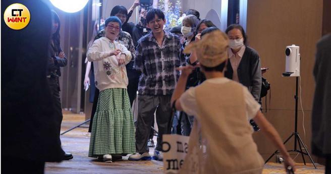 因為遲到，Lulu先是跟黃子佼行古代女子的屈膝禮致歉，而張小燕則在一旁指著手錶。（圖／本刊攝影組）