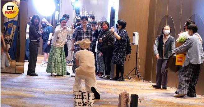 看到張小燕指她遲到，Lulu竟然當場跪下，逗樂現場所有人。（圖／本刊攝影組）