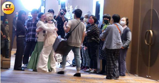 張小燕與Lulu緊緊擁抱，看得出兩人感情非常好。（圖／本刊攝影組）