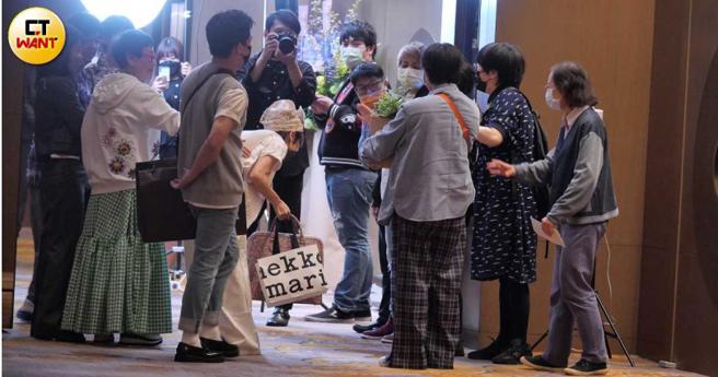 逢人就行90度鞠躬禮，Lulu的禮數相當周到。（圖／本刊攝影組）