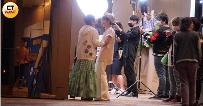 眾人陸續進入會場，張小燕與Lulu還在外面拉手聊天講沒完。（圖／本刊攝影組）