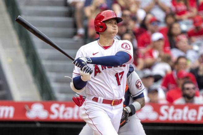 天使队大谷翔平击出场地二垒打。（美联社）