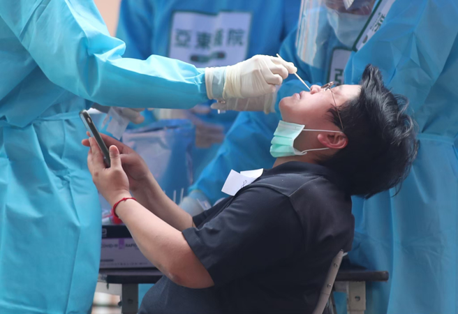 一名男子表示，在家進行居家隔離，依照新北衛生局指定時間，自費搭乘防疫計程車到醫療院所採檢，卻收到疫情指揮中心的簡訊，稱他離開居家範圍，已違反居家隔離檢疫規定，他氣炸痛罵「腦子有洞嗎？」（圖／示意圖，記者鄭任南攝影）