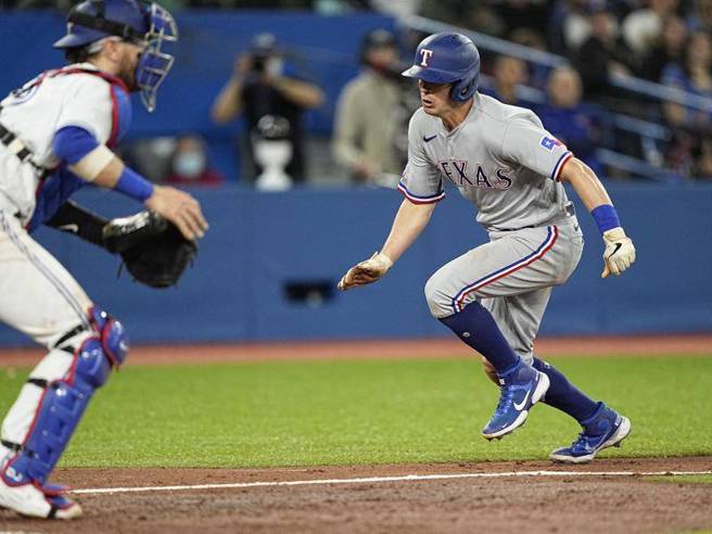 游骑兵索拉克(右)衝回本垒得分。（路透）