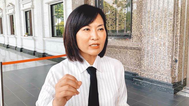 国民党5连霸高市议员陈丽娜6日宣布不竞选连任前镇、小港选区，并将交棒给幕僚吕謦炜参选。（柯宗纬摄）