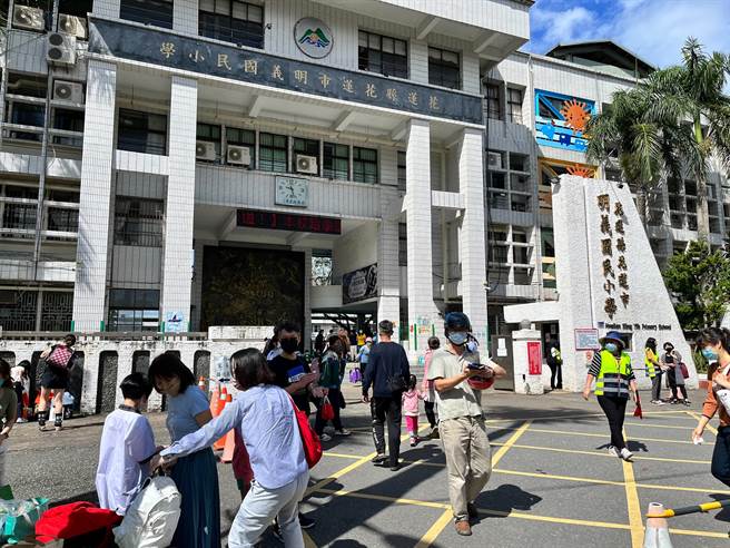 花蓮東華附小、明義國小因有學生確診，今緊急宣布全校預防性停課1天，是否為疫情擴散，仍待衛生局下午記者會說明；圖為明義國小。（羅亦晽攝）