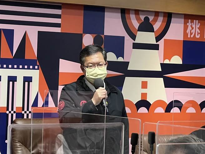 桃園市長鄭文燦11日防疫會議指出，桃園今日確診數超過20人，7個傳播鏈中有嘉義營區衍生的家族感染和祥儀機器人衍生的職場感染要特別注意。(蔡依珍攝)