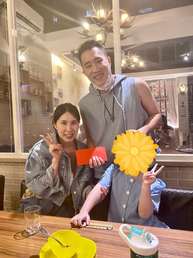 余苑绮和弟弟余祥铨拍庆生照。(图／余祥铨 FB)