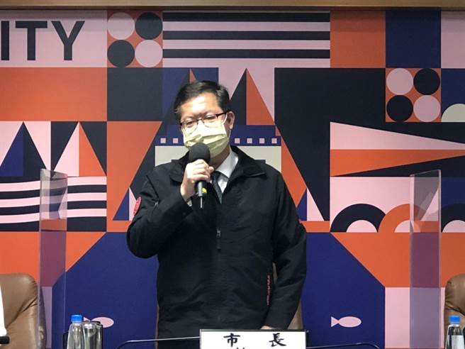 桃園市長鄭文燦11日防疫會議宣布15日啟動24個社區接種站，任何年齡層都能來施打莫德納或高端疫苗，也下修年齡到60歲以上都能領700元禮券、桃園好米1包跟愛心計程車免費接送。(蔡依珍攝)