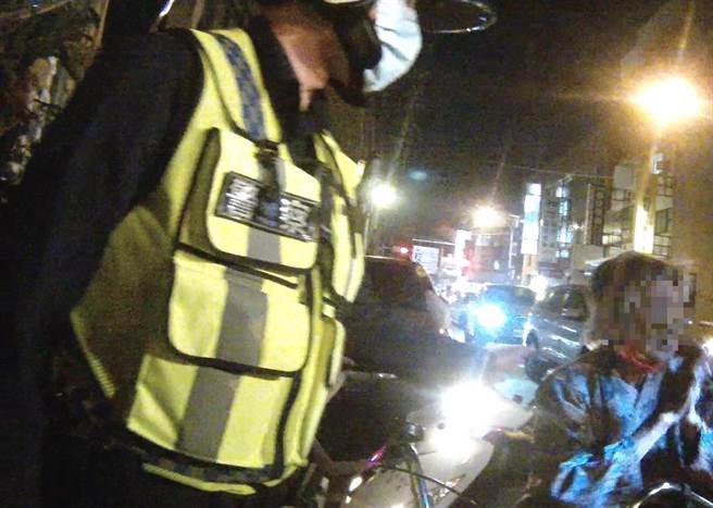 台中市一名老妇从太平骑着三轮车，一路骑到大里迷途，幸好员警发现车上有张牌子，写着家人连络电话，顺利助老妇返家。（民眾提供／卢金足台中传真）