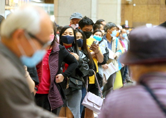 對於國內本土疫情已連續一周超過百例，指揮中心除持續針對確診者進行「重症清零，輕症有效控管」之策略，也提醒民眾注意防疫，並完成疫苗接種。位於台北車站的疫苗接種站，有不少外籍民眾排隊等候施打疫苗。（資料照/粘耿豪攝）