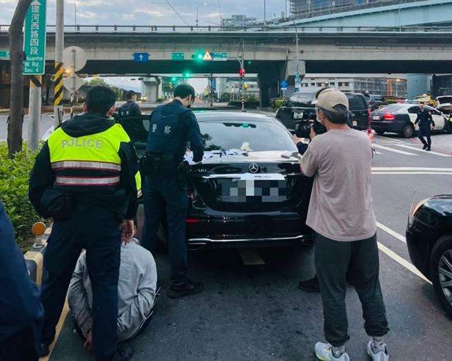 警方攔下自小客車起獲海洛因。（翻攝畫面）