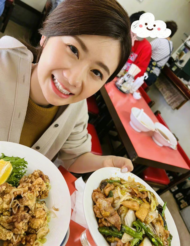 福原爱晒近照，身后谜样男子引发热议。(翻摄自福原爱微博)