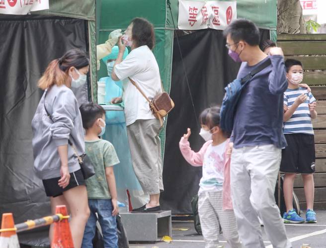 重症清零控管輕症 正準備快篩國家隊。（趙雙傑攝）