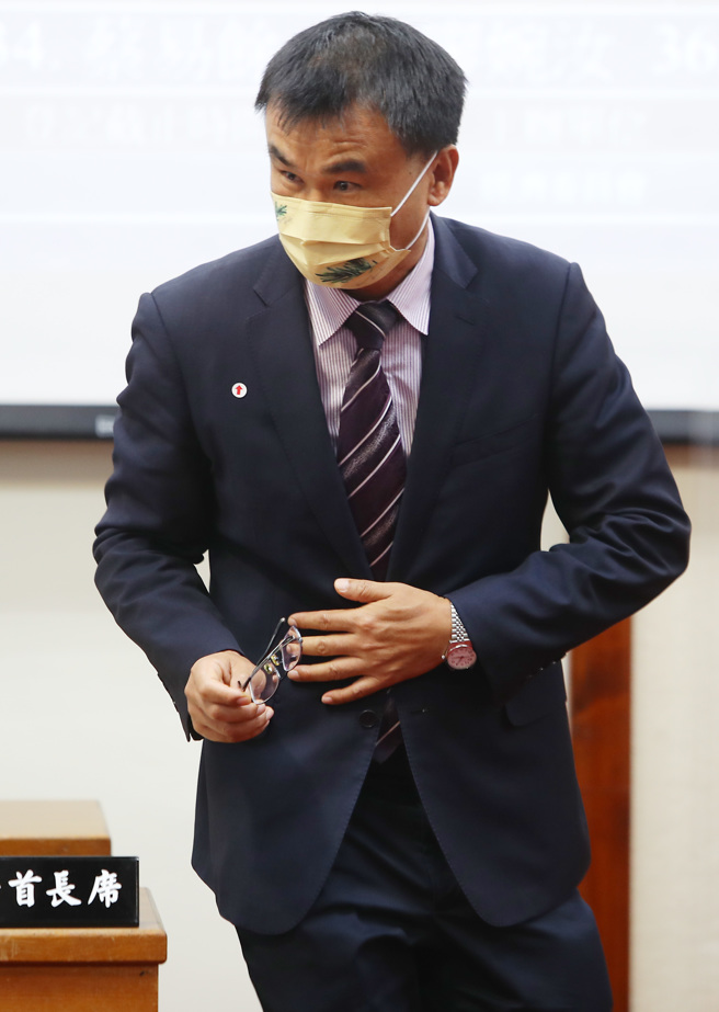 大陸暫停我鳳梨釋迦與蓮霧輸入後，農委會以外銷、內銷、加工等3支箭試圖打破困境，農委會主委陳吉仲11日表示，截至目前鳳梨釋迦外銷已經超過4000公噸，希望月底能達到5000公噸的目標，鳳梨釋迦一事上已窮盡一切辦法，會透過冷鏈加工，讓月底採收的鳳梨釋迦可以順利出口。（季志翔攝）