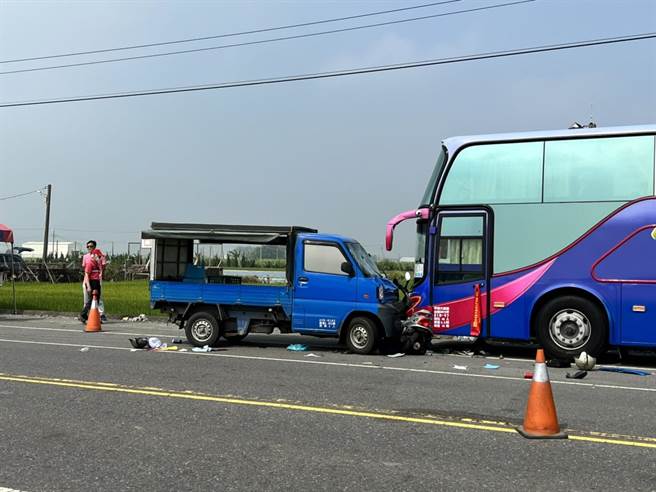 一輛機車迴轉卻被小貨車、遊覽車包夾撞上，1男失去生命跡象。（民眾提供／張亦惠嘉縣傳真）