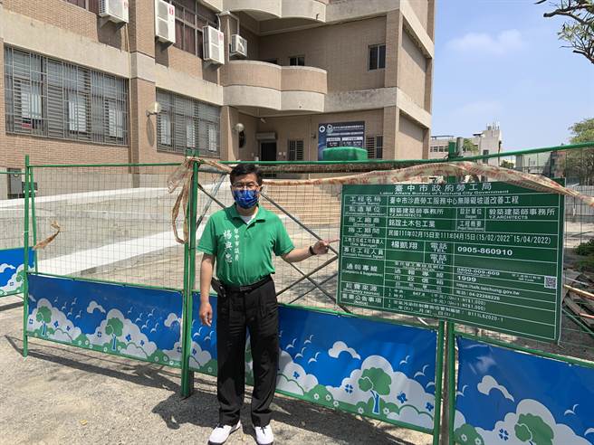 杨典忠指出，后方无障碍坡道工程还在进行中，要求市府务必做好工地安全警示。（杨典忠服务处提供）