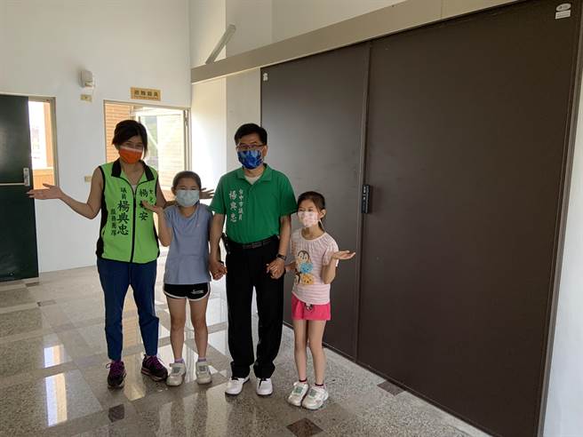 杨典忠说，经他了解才知5楼儿童馆内部还没好，让小朋友失望不已。（杨典忠服务处提供）