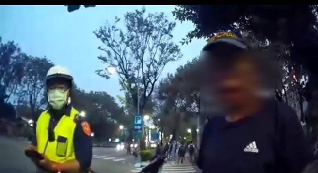 唐姓男子（右）10日喝酒后骑脚踏车，遭楠梓警方查获。（翻摄照片／林瑞益高雄传真）