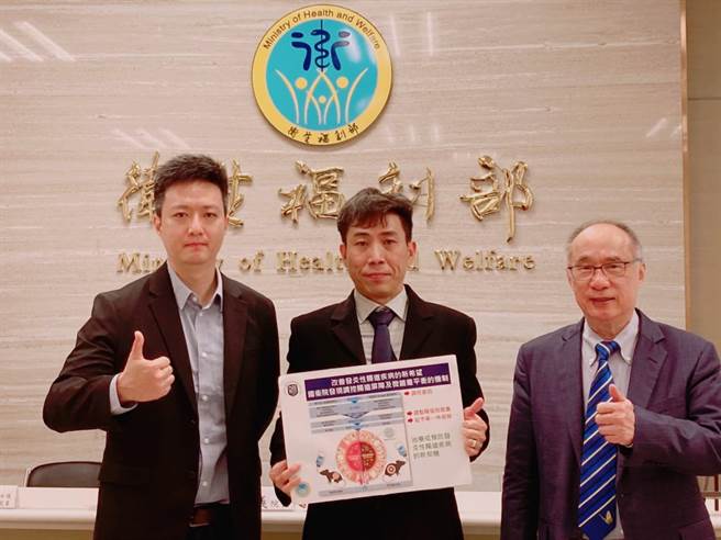 国家卫生研究院团队研究肠道菌相当多年，发现发炎性肠道疾病治疗新契机。右起为国卫院院长梁赓义、免疫中心副研究员高承源、博士后研究员张程翔。（国卫院提供）