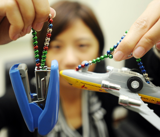 磁性强大的巴克球磁珠，轻易的就能吸起铁制制品，若误吞到肚里，容易导致肠道阻塞或穿孔，严重时引发败血恐致死。（图/本报系资料照片 季志翔摄）