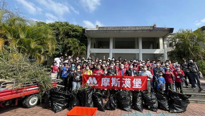 摩斯漢堡響應世界地球日，攜手雪霸國家公園去除外來種活動,由董事長林建元(第一排中右)帶領員工一起愛地球守護環。（圖／安心食品提供）