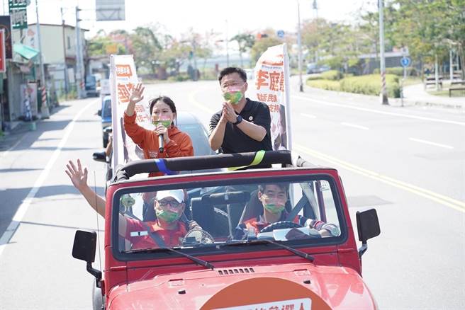 「高雄正能量」李庭慧找来立委赵天麟站台。（柯宗纬翻摄）