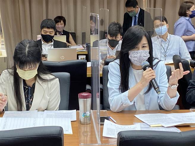 国民党立委万美玲（右）等人提案修改《国民教育法》，将国教向下延伸至5岁。（林志成摄）