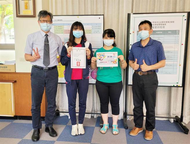 大甲高中资讯应用学程学生林辰蓁（左二），日前参加中华民国商业业教育学会办理的商业管理检定考试，勇夺全国第一名。（大甲高中提供）